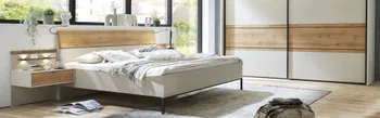 Schlafzimmerlösung für kleine Räume: modernes Bett mit Holz-Akzenten und integrierten Nachttischen, Schwebetürenschrank mit Holzdekor und viel Stauraum – platzsparende Schlafzimmermöbel im skandinavischen Stil für urbanes Wohnen.